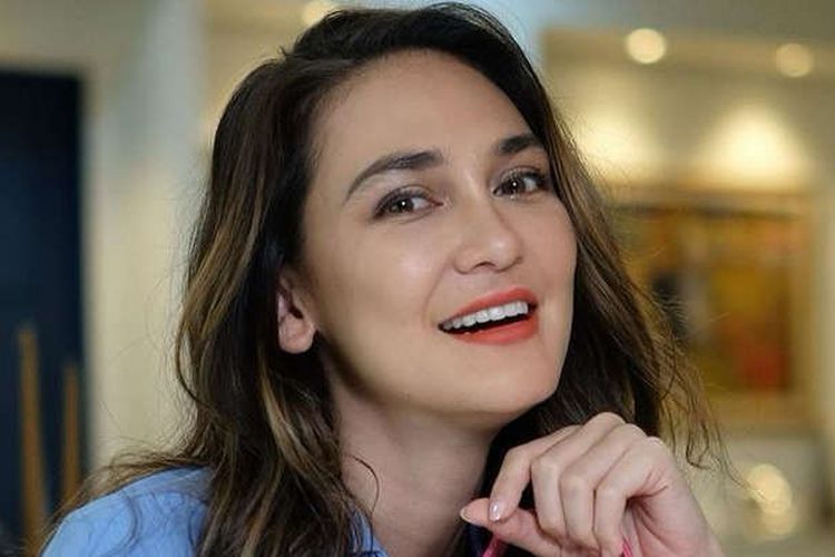5 Artis yang Memiliki Kisah Cinta Menyedihkan
