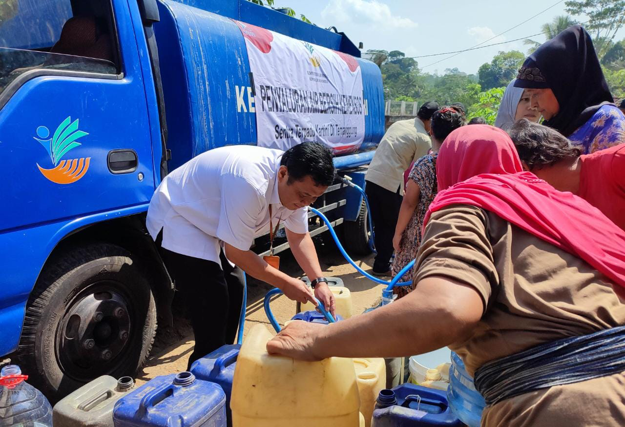 Kementerian Sosial Bantu Distribusi Air Bersih di Temanggung