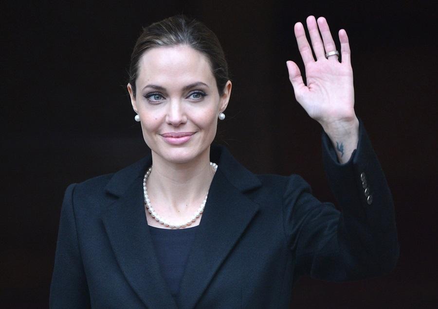 6 Fakta Tentang Angelina Jolie, Artis Hollywood yang Sangat Menginspirasi – Part 2