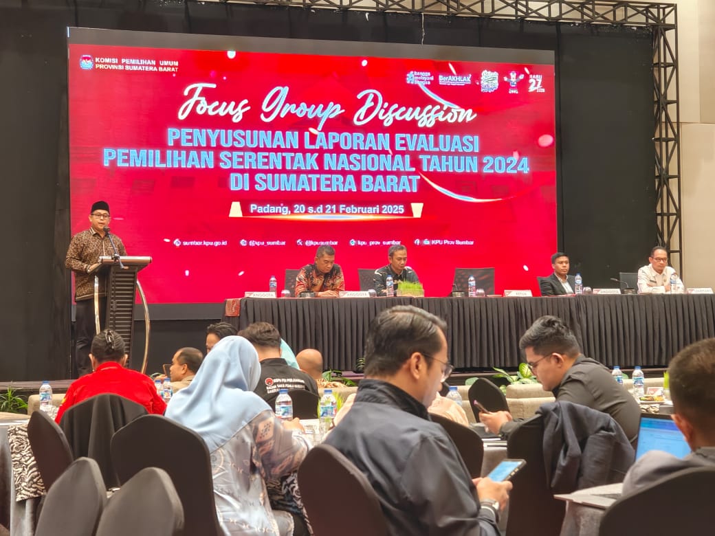 Komisioner KPU Sumbar Ory Sativa Syakban saat Evaluasi Pemilu 2024 di ZHM Hotel Padang, Kamis (21/2/2025). Foto : Istimewa