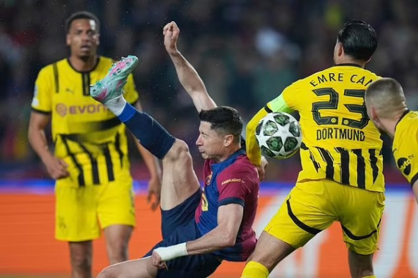 Hansi Flick Siap Rombak Pemain Saat Barcelona Tandang ke Dortmund