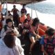 gelombang-tinggi-bikin-kapal-wisata-anging-mamiri-terbalik,-8-turis-asing-berhasil-diselamatkan