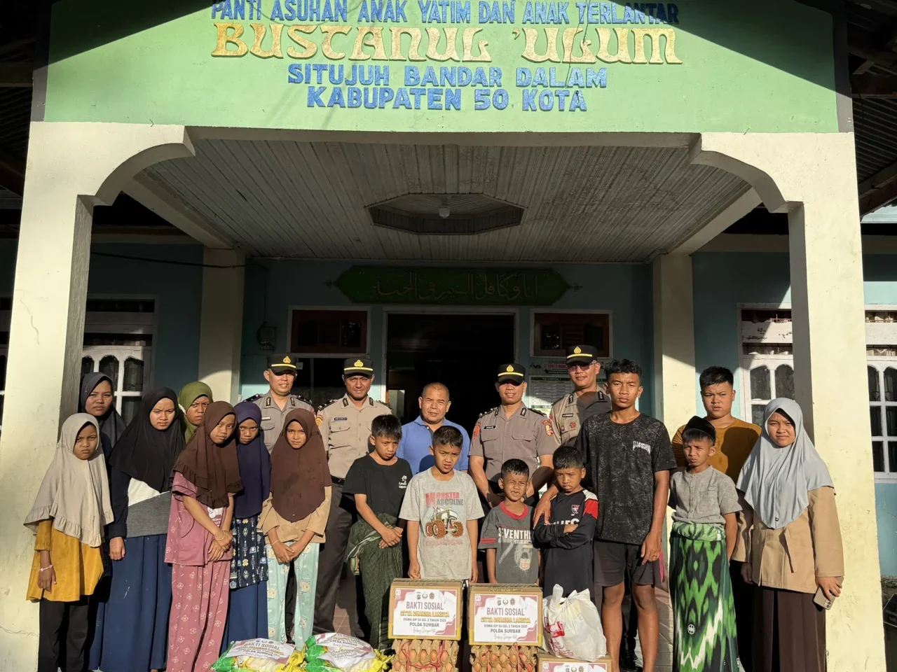 siswa-sip-angkatan-54-gelombang-ii-resimen-citta-dharma-laksita-polda-sumbar-gelar-bakti-sosial-di-panti-asuhan