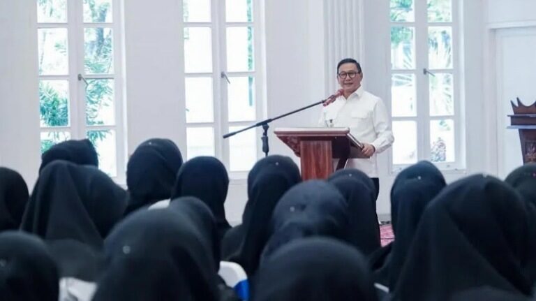 Wali Kota Bukittinggi Mengarahkan PPPK Baru Saat Orientasi