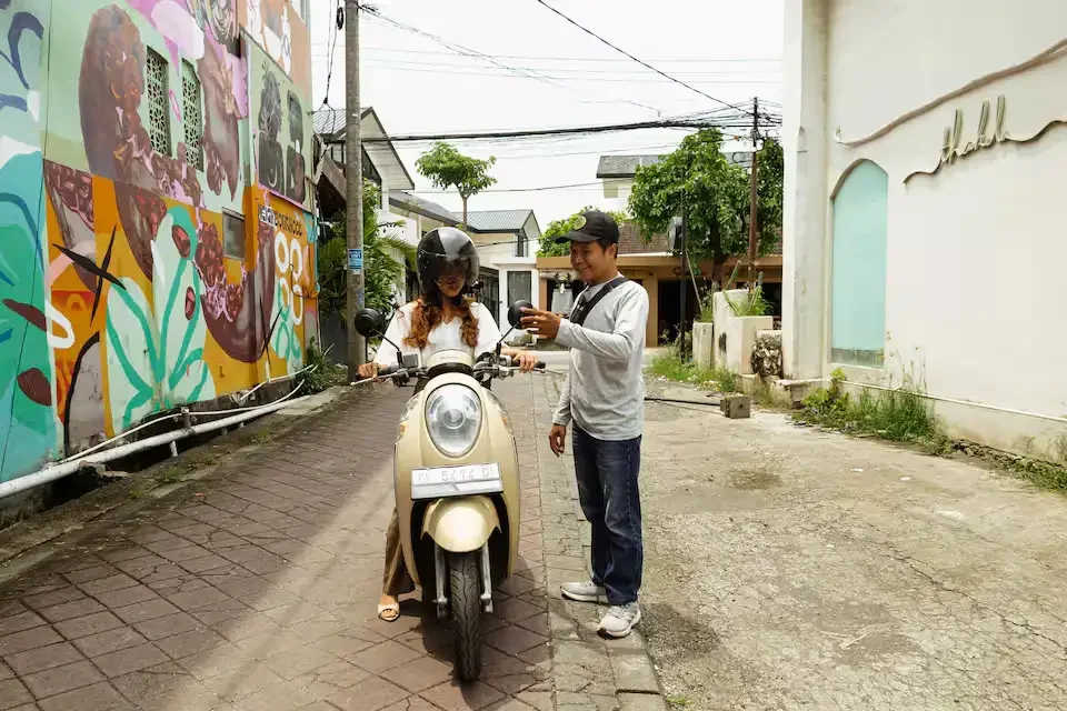 Unik! Pria Ini Tawarkan Belajar Sepeda Motor di Bali via Airbnb