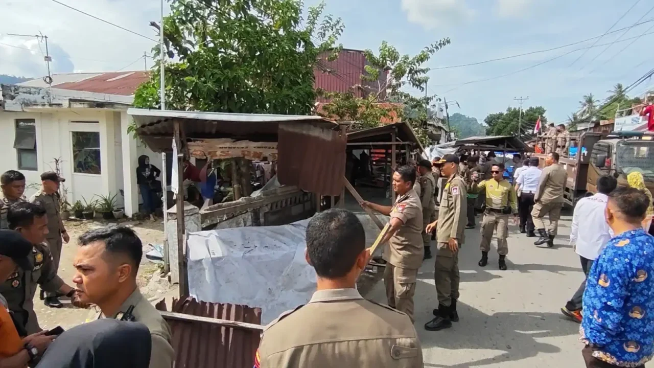 Satpol PP Bongkar Lapak Liar di Pasar Pagi Lubeg, Warga Diminta Tertib