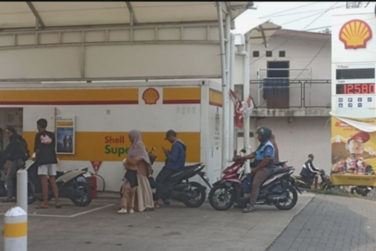 SPBU Shell Mangunjaya Diserbu Pengendara Akibat Kelangkaan BBM Swasta