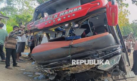 Bus Pariwisata Tabrak Pagar di Bromo, Delapan Karyawan Tewas