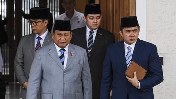 Seskab Serahkan Surat Prabowo ke Mantan Menteri Usai Reshuffle