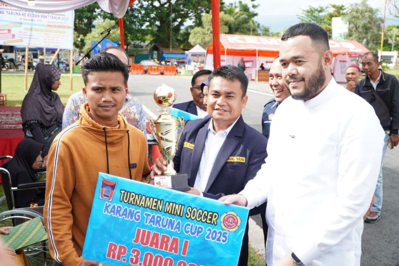 wali-kota-padang-hadiri-hut-karang-taruna,-serahkan-bantuan
