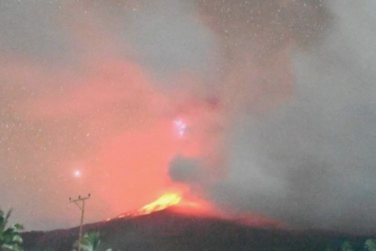 Gunung Lewotobi Menggembung, Potensi Erupsi Masih Mengintai