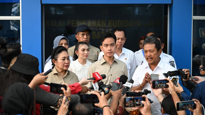 Respons Santai Gibran Usai Roy Suryo Kunjungi Makam Neneknya