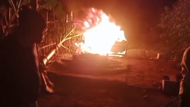 Warga Brebes Bakar Makam Diduga Palsu, Resah Tanpa Izin