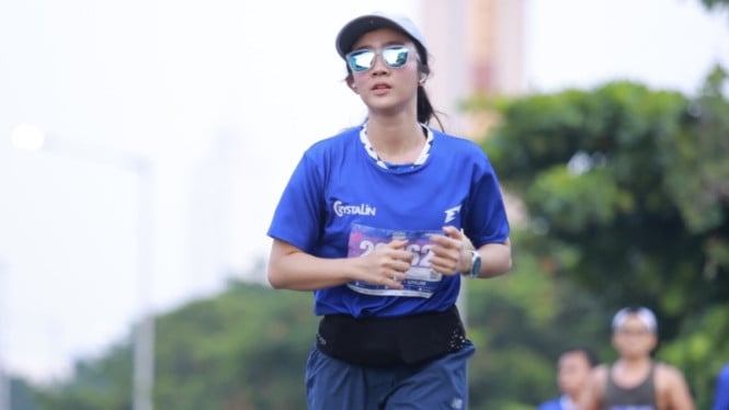 Ribuan Pelari Taklukkan Jakarta di Crystalin RunXperience 2025
