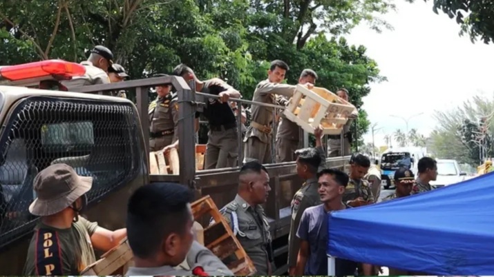 Satpol PP Padang Tertibkan Lapak PKL Langgar Aturan