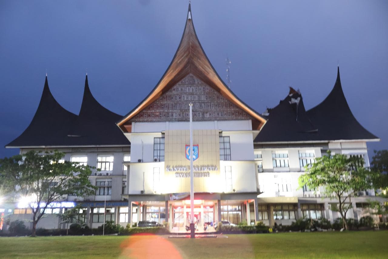 Angin Kencang Terjang Payakumbuh, Rusak Balai Kota dan Gonjong