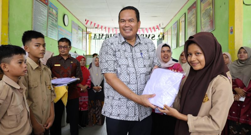 Pemko Pariaman Bagikan Seragam Gratis untuk Ratusan Siswa SMP