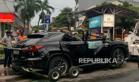 Hujan Deras Jakarta: Pohon Tumbang Tewaskan Pengemudi di Jaksel