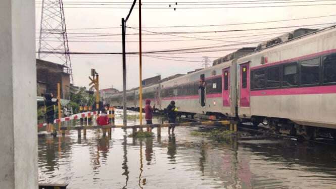 Banjir Rendam Rel Semarang, KAI Alihkan Lokomotif Khusus