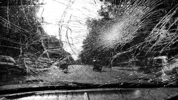 truk-tangki-terguling,-minyak-sayur-tumpah-ke-jalan-dan-kali-di-cakung