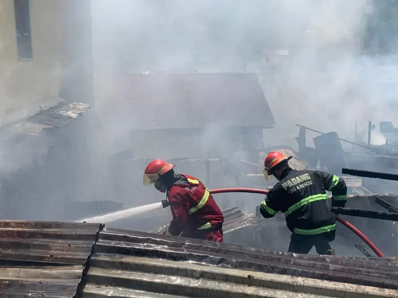 Api Lahap Pemukiman Padat Padang, Belasan Rumah Terbakar
