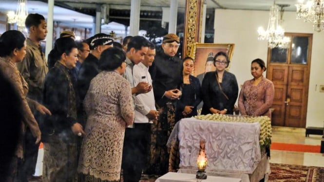 melayat-raja-pb-xiii,-wapres-gibran:-beliau-contoh-pemimpin-baik