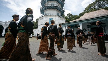 paku-alam-x-melayat-pakubuwono-xiii-di-keraton-surakarta