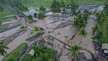 Lahar Dingin Semeru Lumpuhkan Lumajang, Tanggul Jebol, Lahan Terendam