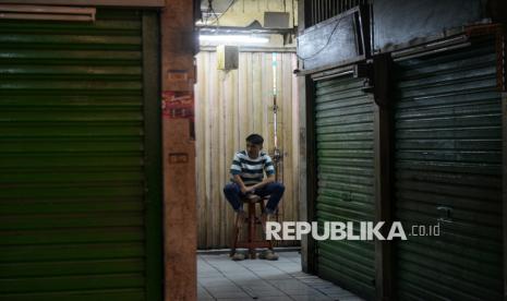 *   Pedagang Pasar Pramuka Mengeluh Kios Dipaksa Tutup
*   Revitalisasi Pasar Pramuka: Pedagang Obat Alami Intimidasi?
*   Intimidasi Warnai Penolakan Revitalisasi Pasar Pramuka Jakarta