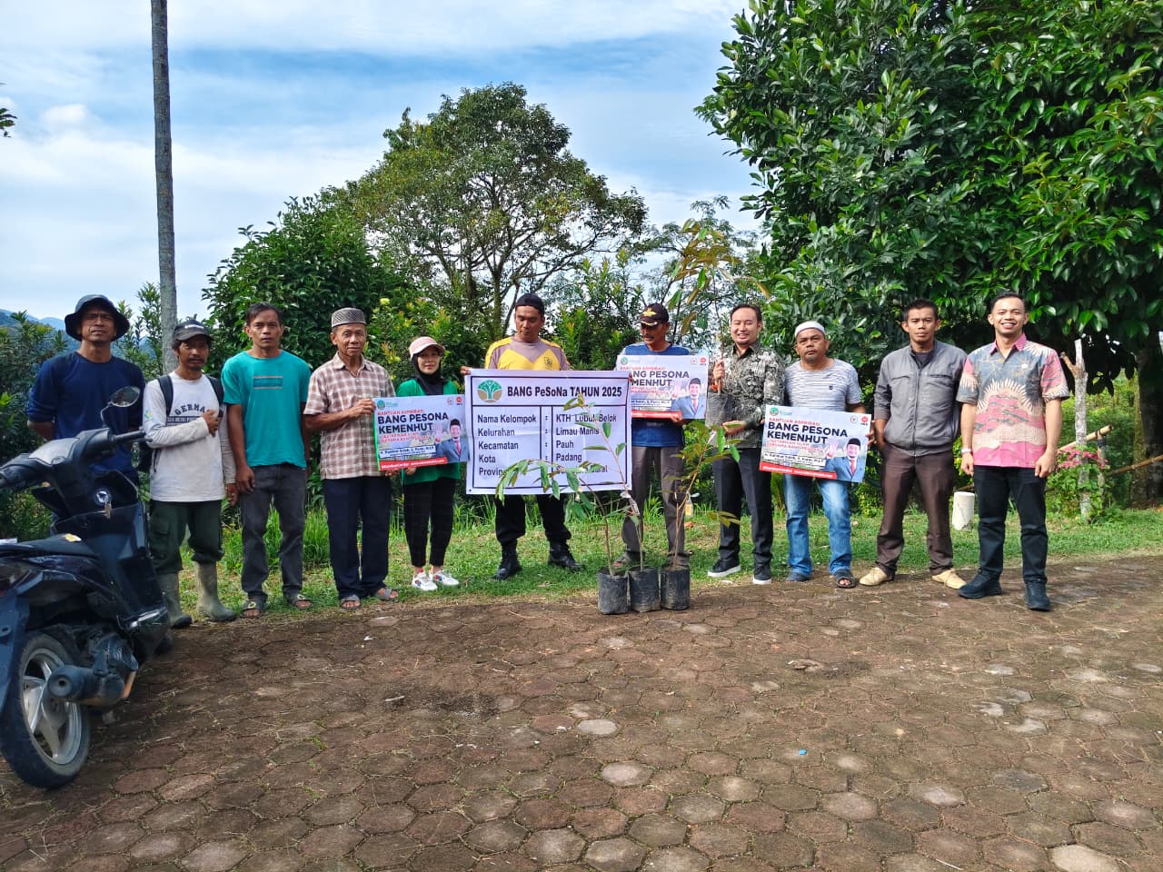 Rahmat Saleh Serahkan Bibit, Hutan Padang Berpotensi Ekowisata