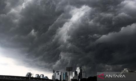 Jakarta Bersiap: Hujan Guyur Siang, Petir Mengancam