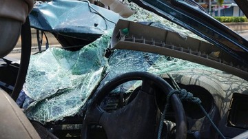 Mobil Listrik Tabrak Motor, Gerobak, Pejalan Kaki, Lima Luka