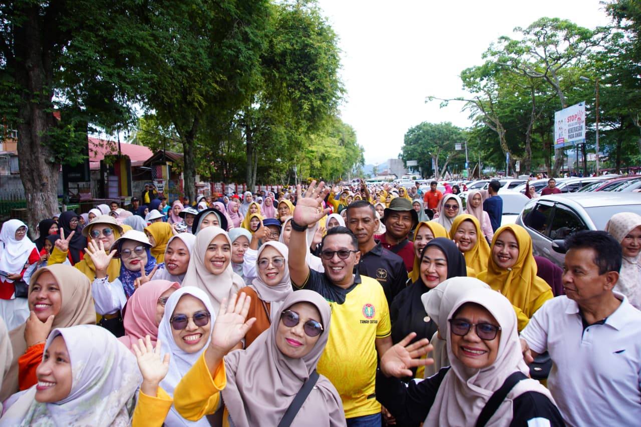 Guru Tanah Datar Semarakkan HGN dan HUT PGRI dengan Jalan Sehat
