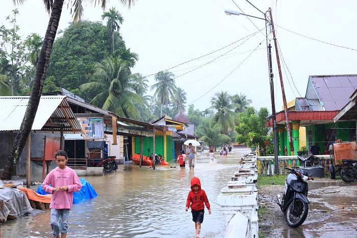 Hujan Deras Picu Banjir, Longsor Padang, Warga Dievakuasi