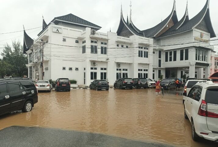 Banjir Rendam Solok, Petugas Siaga Evakuasi dan Asistensi
