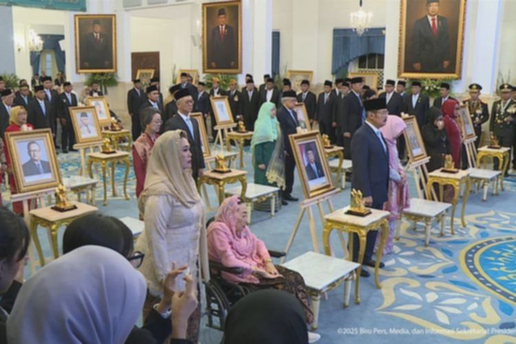 Prabowo Anugerahkan Gelar Pahlawan Nasional ke 10 Tokoh, Termasuk Gus Dur