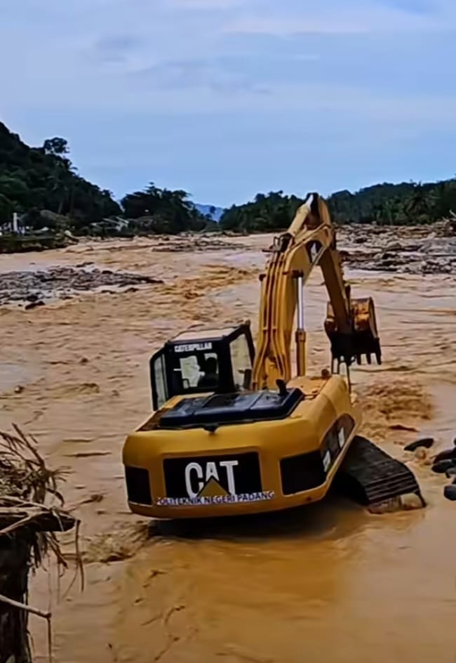 PNP Kerahkan Alat Berat, Bantu Korban Banjir Padang
