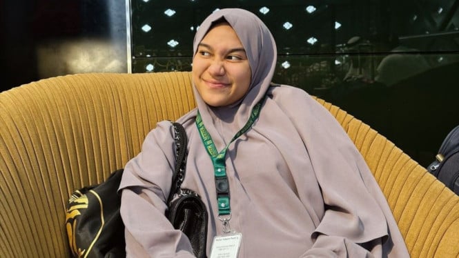 Azizah Ziarah Makam Ayah Arhan, Banjir Pujian Warganet