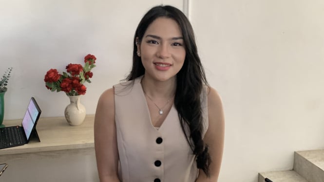 Berikut adalah beberapa pilihan judul:*   Davina Karamoy Buka Suara Soal Isu Perselingkuhan
*   Isu Selingkuh Mencuat, Davina Karamoy Beri Klarifikasi
*   Wardatina Mawa Bangkit, Buka Bisnis Salon Baru
*   Musisi Babel Hariyadin Mendunia Lewat Platform