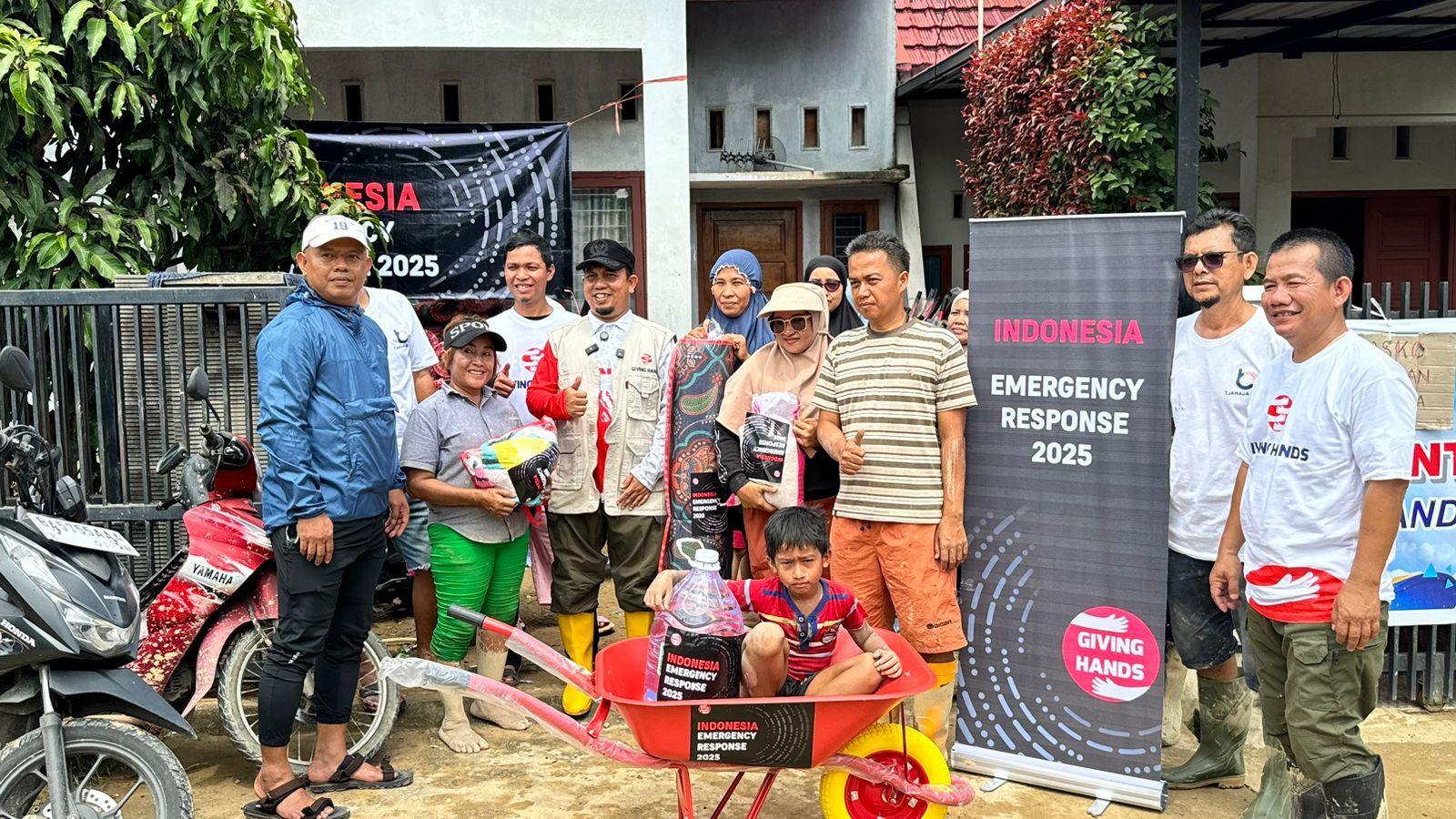 ketua-dprd-padang-salurkan-bantuan-korban-banjir-banda-gadang
