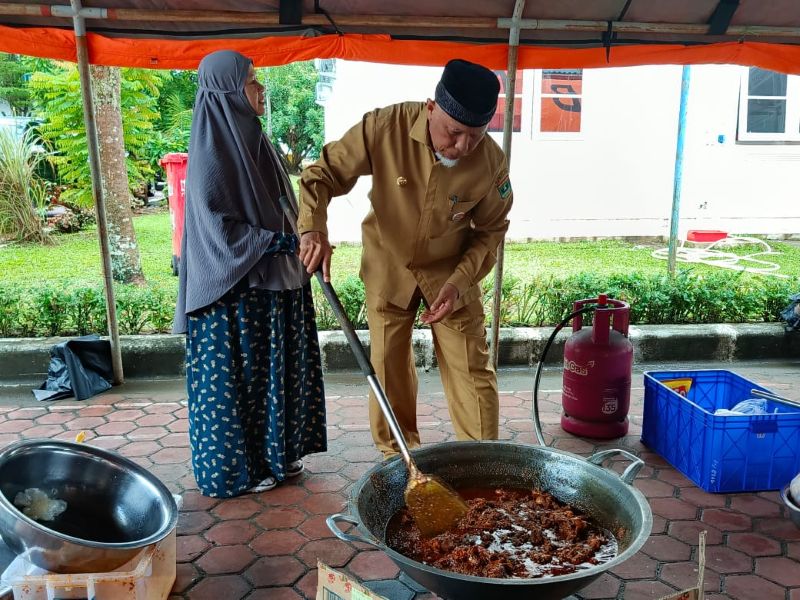PKK Sumbar Masak Rendang, Bantu Korban Bencana Sumatera