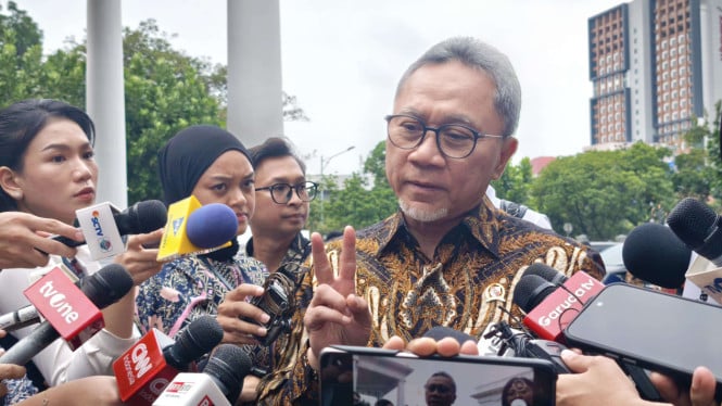 Kunjungi Bireuen, Zulhas Santap Sate, Warganet Mengkritik