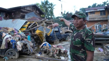 Sertu Giman Syahputra Selamatkan 20 Warga Dari Banjir