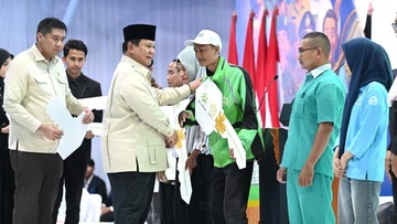 Prabowo Serahkan Kunci Rumah, Tegaskan Hak Warga atas Hunian Layak