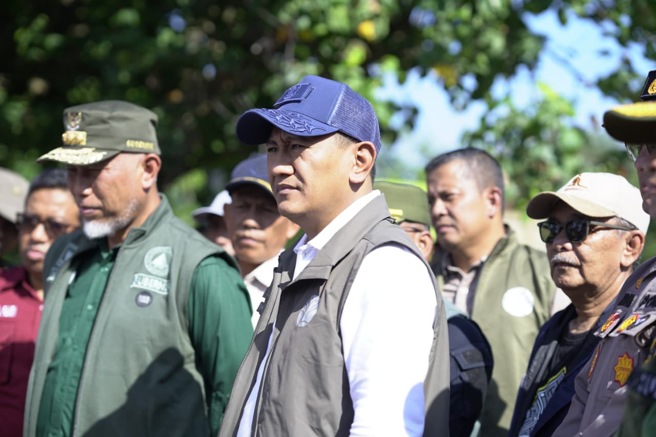Gubernur dan Wamen Kehutanan Pimpin Gotong Royong Bersihkan Pantai Morgan