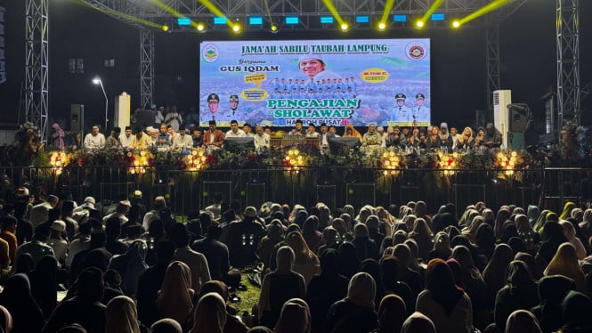 Gus Ikhdam Guncang Lampung Timur, Ribuan Jemaah Khusyuk Bershalawat