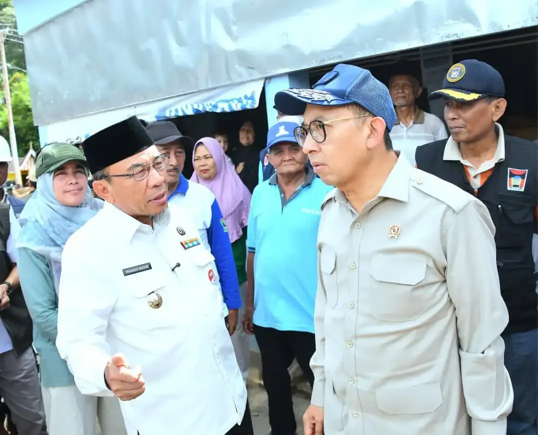 Menteri Kebudayaan RI Salurkan Bantuan Korban Bencana Padang