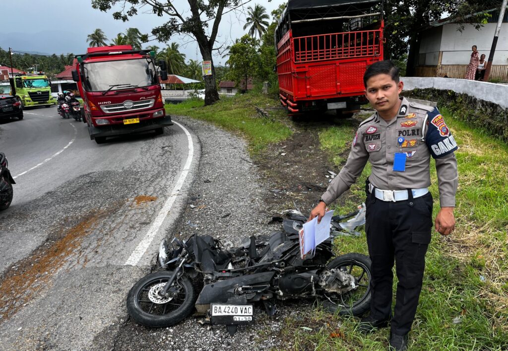 Motor Selip, Mahasiswa Dharmasraya Selamat dari Maut Usai Terlindas Truk