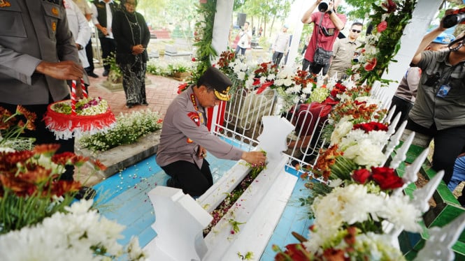 ziarah-makam-hingga-groundbreaking-museum-marsinah,-kapolri:-mengenang-pahlawan-nasional-buruh