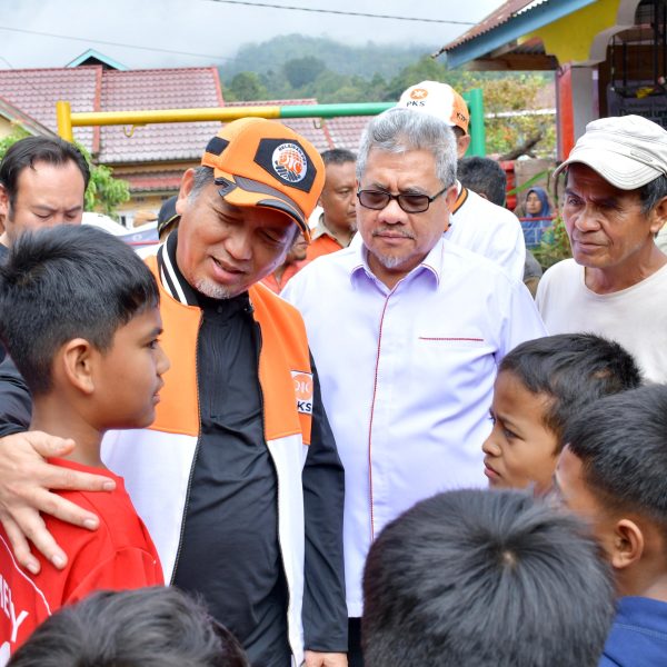 Presiden PKS Tinjau Malalak, Serahkan Bantuan, Dorong Pemulihan